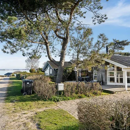 Cosy Holiday Home With Sea View Дом отдыха *